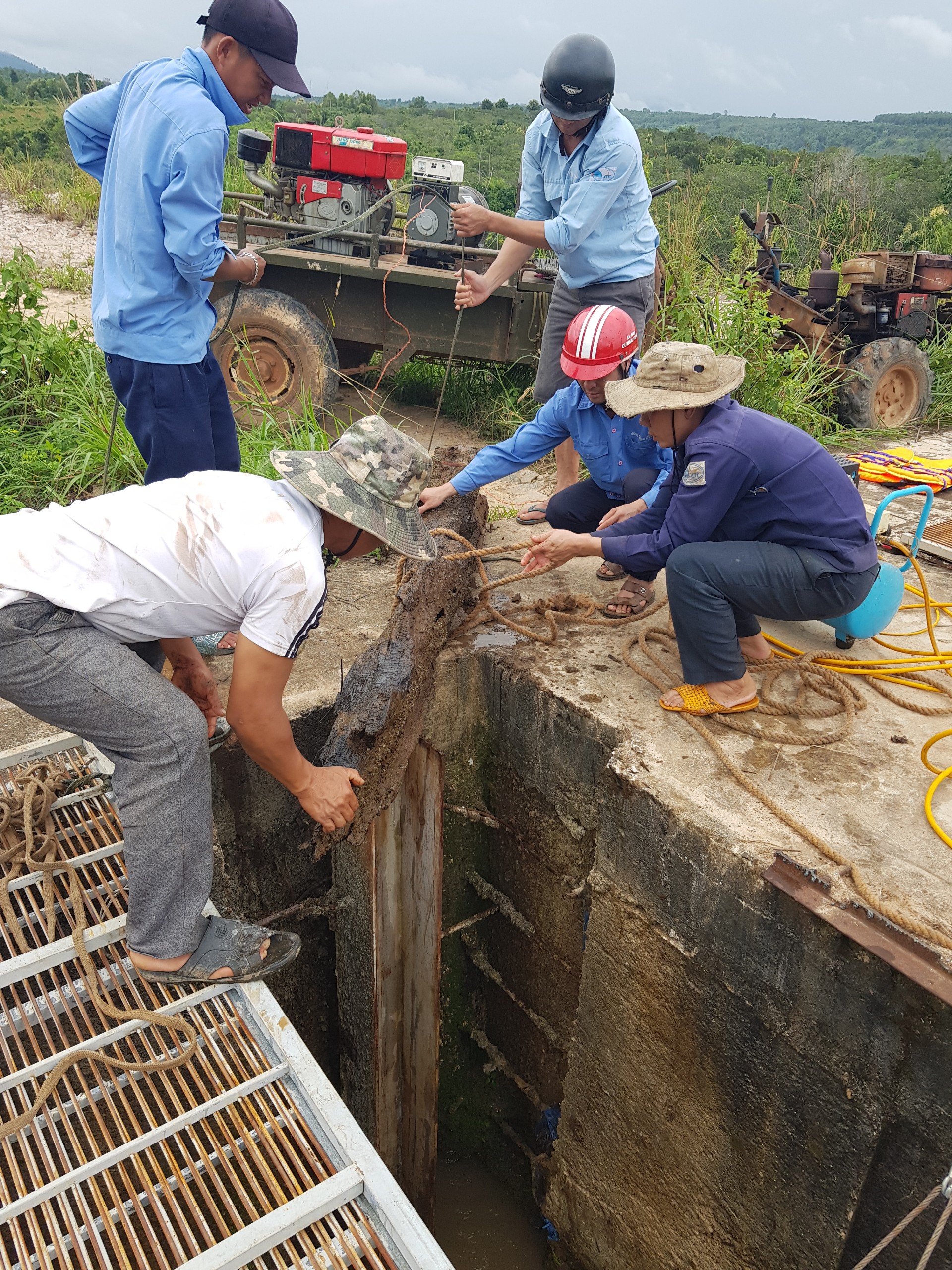 HÌNH ẢNH DỌN RÁC, VỚT RÁC CỬA NHẬN NƯỚC